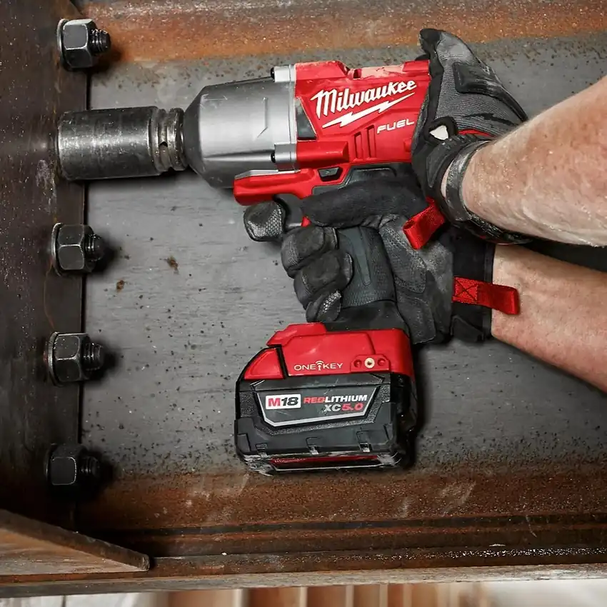 תמונה של מפתח רטיטה נטען של מילוואקי מחזק ברגים בקורת ברזל